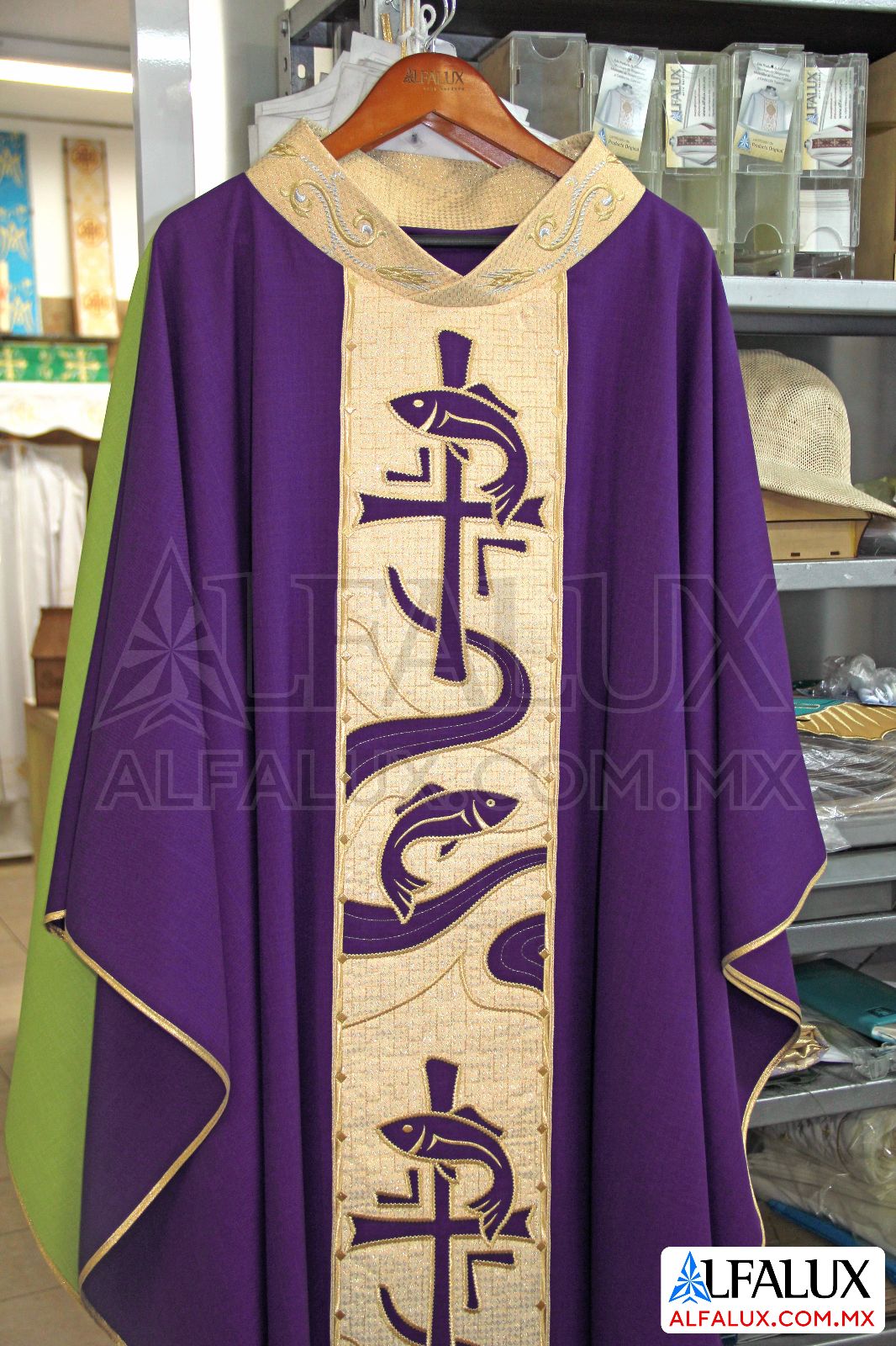 22 PECES Alfalux Casulla Central Brocado Morado Ventana